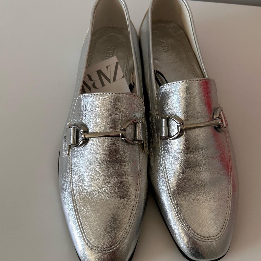 BNWT ZARA SILVER LEATHER FLATS